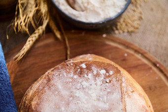 裁剪视图生活面包酵母面包地壳木董事会白色面粉耳朵小麦