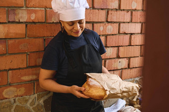 特写镜头贝克商人包装传统的酵母面包生态纸袋手工面包店商店