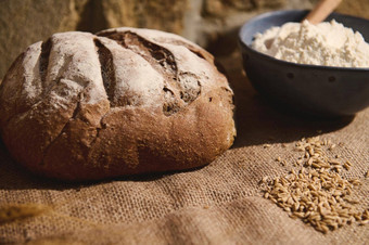 生活新鲜的烤酵母小麦面包耳朵小麦烘焙成分粗麻布桌布