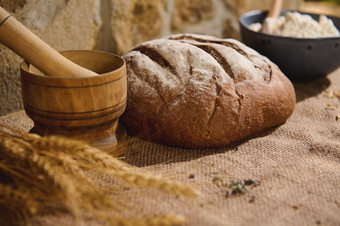 生活传统的自制的有益健康的酵母小麦<strong>面包</strong>木砂浆小麦小穗解雇