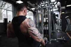 肌肉发达的健美运动员工作健身房