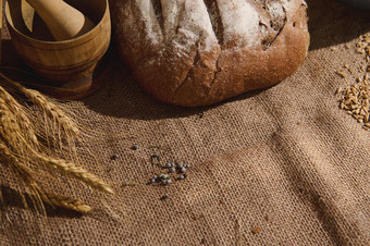 前视图传统的有益健康的酵母小麦<strong>面包</strong>亚麻桌布木砂浆耳朵小麦