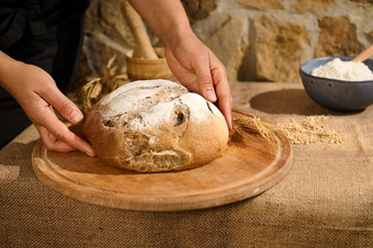 细节手面包温暖的传统的自制的粮食酵母小麦面包木董事会