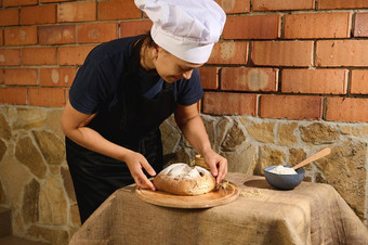 女贝克酋长帽黑色的围裙把自制的酵母面包木董事会<strong>手工</strong>家庭面包店