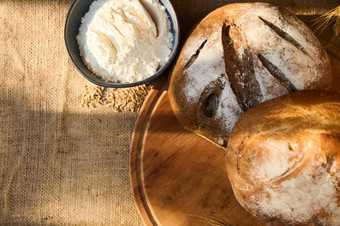 饼新鲜的烤自制的粮食杂粮面包木董事会小麦小穗白色面粉