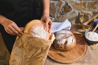 特写镜头包装传统的自制的酵母面包生态纸袋手工面包店商店
