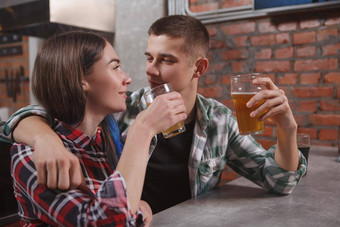 年轻的夫妇喝啤酒<strong>酒吧</strong>