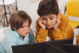孩子们研究电脑学校