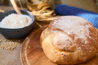 面包新鲜的烤自制的粮食酵母面包木董事会碗面粉小穗小麦
