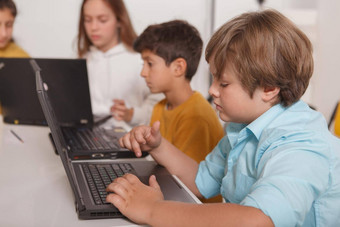 孩子们研究电脑学校