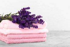 堆栈粉红色的棉花毛巾花束薰衣草