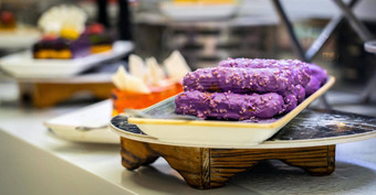 <strong>条状</strong>拿甜蜜的紫色的一流的坚果服务板