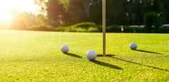 高尔夫球球绿色草洞高尔夫球日落