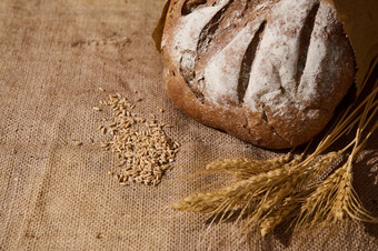 视图自制的粮食酵母面包小麦谷物小穗麻布表面