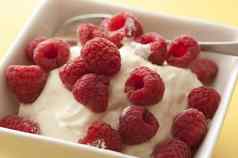 平原奶油酸奶超过新鲜的树莓