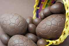 各种各样的大小的巧克力复活节鸡蛋