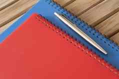 蓝色的红色的办公室笔记本电脑圆珠笔笔