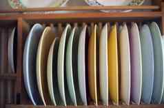 木架各种各样的色彩斑斓的盘子