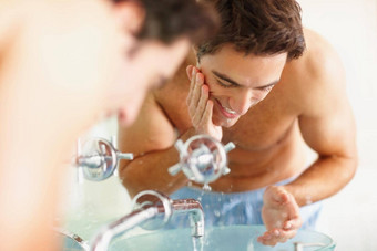 快乐英俊的男人。洗脸水槽肖像聪明的微笑年轻的的家伙洗脸盆地