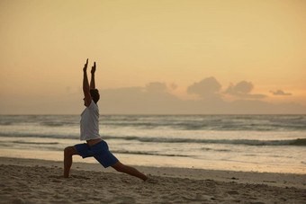 瑜伽<strong>诗歌</strong>运动男人。瑜伽海滩日落