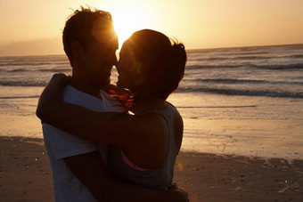 品味浪漫的时刻海滩轮廓夫妇浪漫的海滩日落