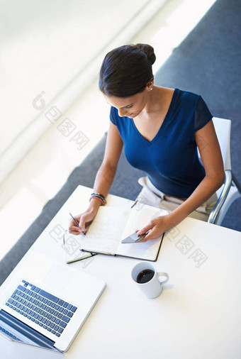 工作待<strong>办事</strong>项列表年轻的女商人写作笔记本坐着移动PC手机