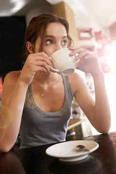 咖啡饮料年轻的女人喝咖啡咖啡馆