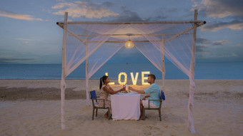 浪漫的晚餐海滩华欣泰国晚餐蜡烛光华欣情人节概念