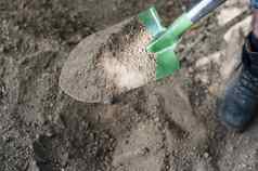 挖掘花园土壤铲