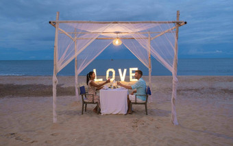 浪漫的晚餐海滩华欣泰国晚餐蜡烛光华欣情人节概念