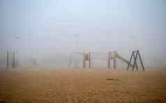 操场上多雾的早....公园在户外