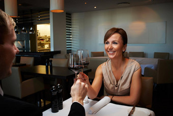 爱奉献原因庆祝成熟的夫妇享受玻璃酒细餐厅