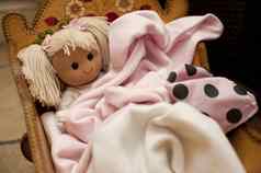 金发碧眼的娃娃包装粉红色的毯子