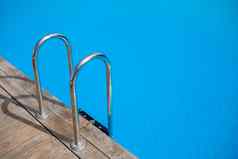 不锈钢钢栏杆楼梯池水