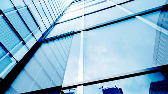 玻璃建筑业务概念玻璃外<strong>观摩</strong>天大楼镜子反射天空窗户现代办公室建筑玻璃外观清晰的天空背景插图
