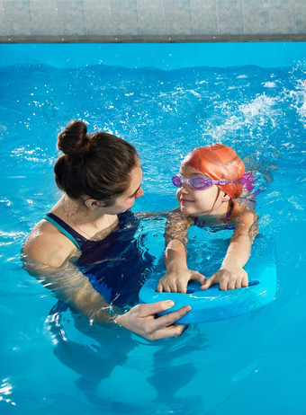 女孩学习游泳室内池池董事会教练