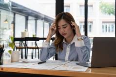 业务亚洲女人强调头疼问题工作办公室