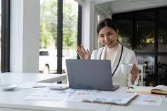 亚洲女人持有网络研讨会给在线业务咨询客户端女企业家企业公司经理远程在线远程办公会议视频调用移动PC电脑