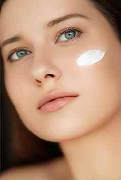 美脸奶油护肤品化妆品模型肖像女人应用保湿霜清洁剂乳液化妆剂产品脸颊奢侈品面部皮肤护理例程