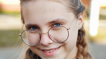 十几岁的女孩穿<strong>眼镜</strong>特写镜头脸