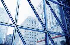 玻璃建筑城市反射窗口透明的玻璃墙办公室建筑现代办公室建筑玻璃外观清晰的天空背景呈现插图
