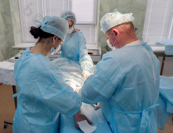 化妆品抽脂术手术实际操作房间设置显示外科医生手套管