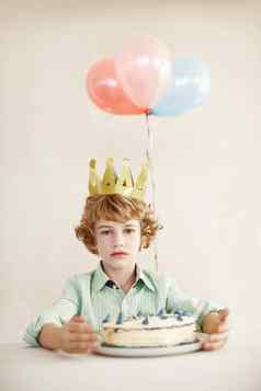 王要求存在可爱的男孩坐着表格生日蛋糕