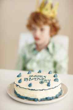 蛋糕不会吃美味的生日蛋糕男孩坐着背景