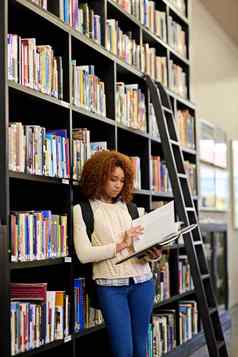 知识免费的图书馆带容器年轻的女人研究书站图书馆书架上