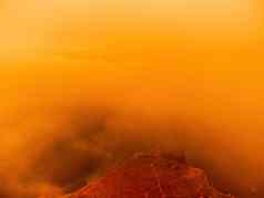 红色的燃烧日落海岩石火山悬崖摘要自然夏天春天海洋海背景小波金温暖的水表面散景灯太阳