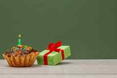 生日蛋糕燃烧节日蜡烛礼物盒子绿色背景