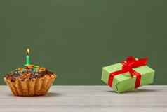 生日蛋糕燃烧节日蜡烛礼物盒子绿色背景