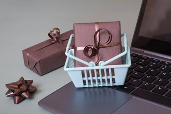 包装礼物购物篮子移动PC在线购物概念
