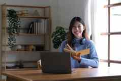 亚洲女孩学生在线学习类研究在线视频调用变焦老师快乐亚洲女孩学习英语语言在线电脑移动PC